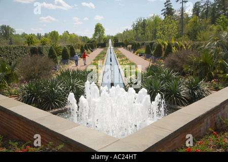 Frühlingsgarten Kanal und Brunnen an Daniel Stowe Botanical Garden Belmont North Carolina Stockfoto