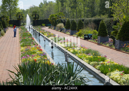 Frühlingsgarten Kanal und Brunnen an Daniel Stowe Botanical Garden Belmont North Carolina Stockfoto