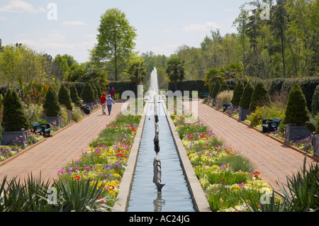 Frühlingsgarten Kanal und Brunnen an Daniel Stowe Botanical Garden Belmont North Carolina Stockfoto