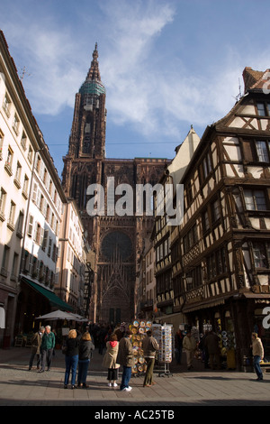 Blick über die Rue Merciere an der Westfassade der Muttergottes s Kathedrale Cathédrale Notre Dame Straßburg Elsass Frankreich Stockfoto