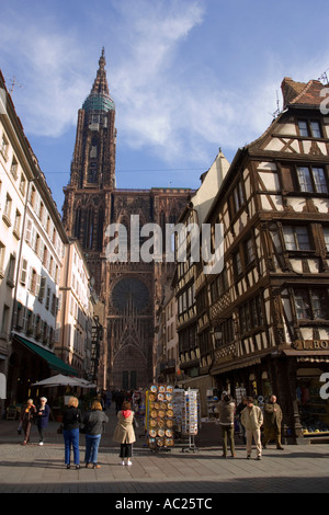 Blick über die Rue Merciere an der Westfassade der Muttergottes s Kathedrale Cathédrale Notre Dame Straßburg Elsass Frankreich Stockfoto