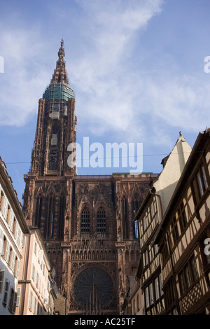 Blick über die Rue Merciere an der Westfassade der Muttergottes s Kathedrale Cathédrale Notre Dame Straßburg Elsass Frankreich Stockfoto