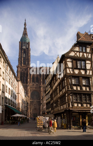 Blick über die Rue Merciere an der Westfassade der Muttergottes s Kathedrale Cathédrale Notre Dame Straßburg Elsass Frankreich Stockfoto