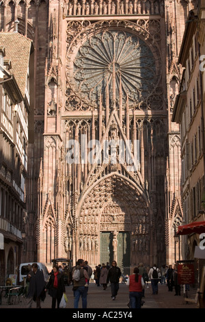 Rue Merciere an der Westfassade der Muttergottes s Cathedral Cathe Drale Notre Dame Rue Merciere Straßburg Elsass Frankreich Stockfoto