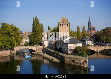 Ausflugsschiff auf der Ill, vorbei an den gedeckten Brücken Le Ponts Couverts Straßburg Elsass Frankreich Stockfoto