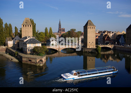 Ausflugsschiff auf der Ill, vorbei an den gedeckten Brücken Le Ponts Couverts Straßburg Elsass Frankreich Stockfoto