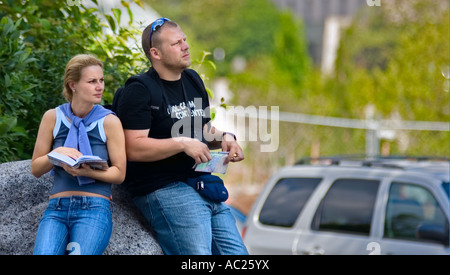 Zwei Personen Ruhe vor das National Museum of the American Indian in Washington, D.C. Stockfoto