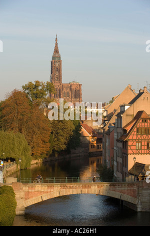 Le Ponts Couverts bedeckt Brücken an der Ill zu unserer lieben Frau s Kathedrale Cathédrale Notre Dame Straßburg Elsass FrancePart der P Stockfoto