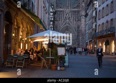 Straßencafé an der Westfassade der Muttergottes s Kathedrale Cathédrale Notre Dame Rue Merciere Straßburg Elsass Franken Stockfoto