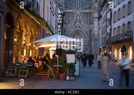 Rue Merciere mit einem Straßencafé an der Westfassade der Muttergottes s Kathedrale Cathédrale Notre Dame Rue Merciere Stockfoto