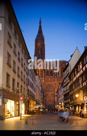 Rue Merciere mit einem Straßencafé an der Westfassade der Muttergottes s Kathedrale Cathédrale Notre Dame Rue Merciere Stockfoto