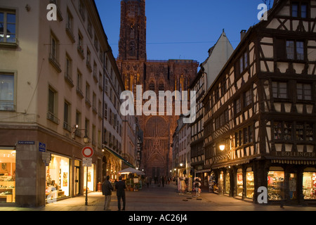 Rue Merciere mit einem Straßencafé an der Westfassade der Muttergottes s Kathedrale Cathédrale Notre Dame Rue Merciere Stockfoto