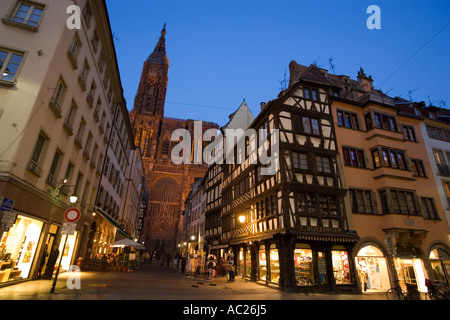 Rue Merciere mit einem Straßencafé und ein Souvenir-Shop an der Westfassade der Muttergottes s Kathedrale Cathédrale Notre Dame Stockfoto