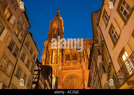 Rue Merciere Westfassade und Nordturm der Muttergottes s Kathedrale Cathédrale Notre Dame Rue Merciere Straßburg Elsass Stockfoto