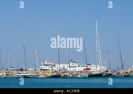 Mandraki-Hafen auf Rhodos mit privaten Segelbooten, im Hintergrund ist die zentrale Handelshafen. Stockfoto