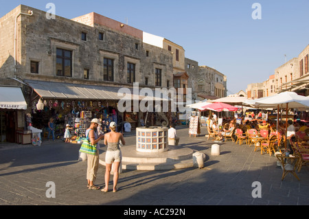 Ein Blick auf eine der vielen touristischen Geschäften und Tavernen Straßen in der Altstadt von Rhodos. Stockfoto