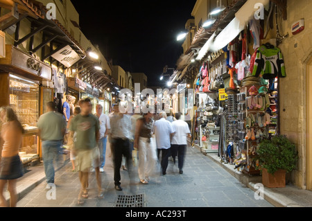 Einen Abend Nacht Blick auf eines der touristischen Einkaufsstraßen in der Altstadt von Rhodos - langsame Verschlusszeit für Motion blur. Stockfoto