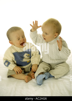 Baby Boy mit Freund weint Stockfoto