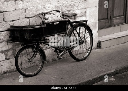 Altes Fahrrad gelehnt eine Steinmauer Handel Fahrrad Vintage retro Stockfoto