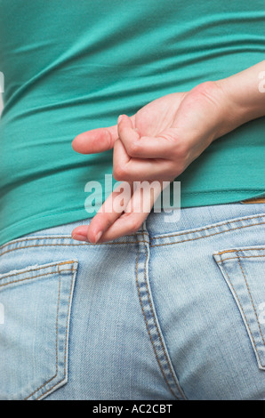 Junge Frau mit Daumen hinter Rücken Stockfoto