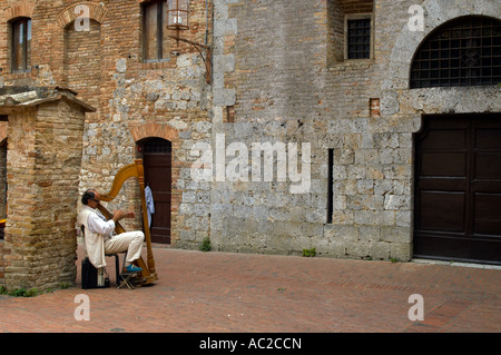 Man spielt Harfe auf Platz in San Gimignano Toskana Italien Stockfoto