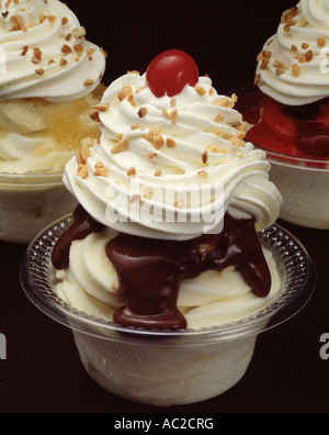 Schokolade Eis Eisbecher Sonntag peitschte Creme Kirschsauce Nüssen bestreuen Vanille Stockfoto