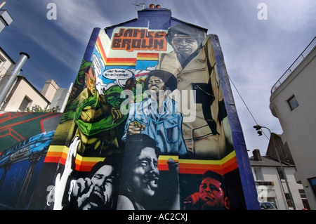 Gesichter der amerikanischen Soul-Sänger James Brown Graffiti auf Reihenhäuser in Robert Street North Laine Brighton Stockfoto