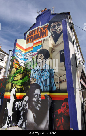 Gesichter der amerikanischen Soul-Sänger James Brown in Graffiti auf der Rückseite der Reihenhäuser in Brighton UK Stockfoto