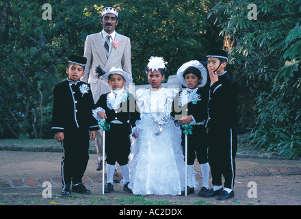 Typische Cape Malay Hochzeit Partei Pose für die Kamera in Claremont Gardens Kapstadt Südafrika Stockfoto