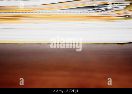 Stapel von Dokumenten auf Schreibtisch Stockfoto