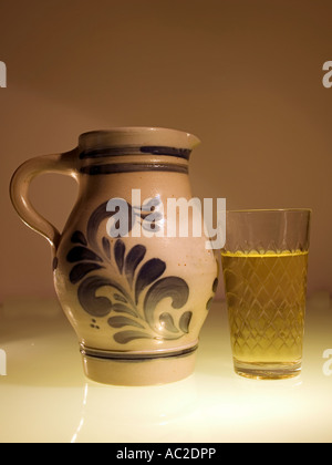 Apfelwein traditionelle Apfel Wein aus Hessen Deutschland in traditionellen typisch gerippten Glas und Keramik Krug Stockfoto