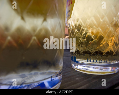 Apfelwein traditionelle Apfel Wein aus Hessen Deutschland in traditionellen typisch gerippten Glas Stockfoto