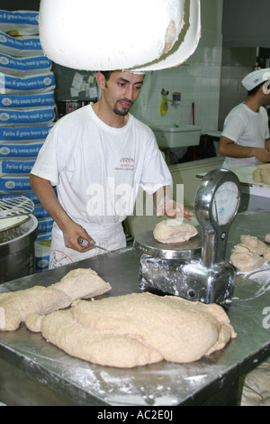 Italienischen Bäcker mischen Teig für Brot bereit, in den Ofen gestellt werden. Stockfoto