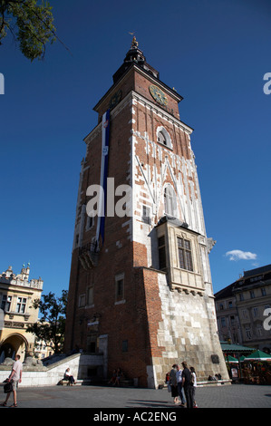Blick hinauf auf den Turm aus dem 13. Jahrhundert gotische Rathaus Stockfoto