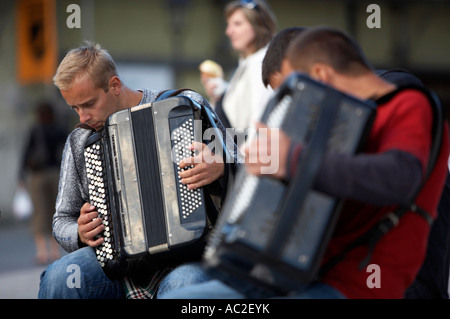 Gruppe von Akkordeon-Spieler während der Straßenkunst in Rynek Glowny Stadt quadratische Krakau Stockfoto