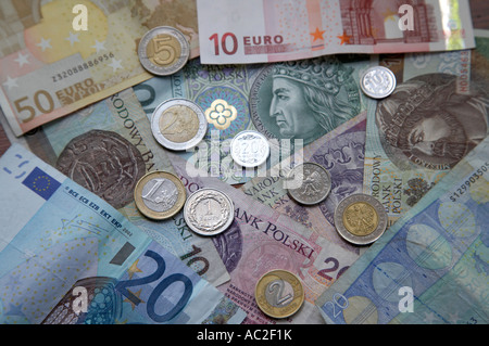 die polnische Währung, der Zloty zusammen mit Eurobanknoten und-Münzen Stockfoto