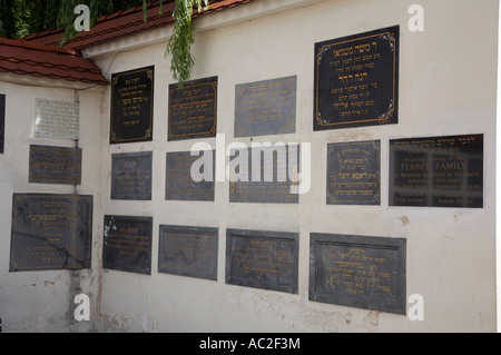 Typenschild Gedenkstätten für jüdische Familien einschließlich getötet während des Holocaust in Englisch und Hebräisch in Remuh Friedhof Stockfoto