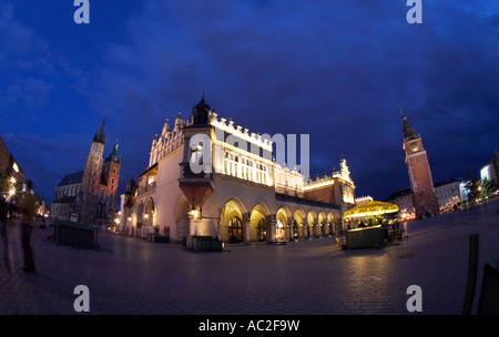 Fisheye Aufnahme des Rynek Glowny Hauptplatz in der starren Miastro mit Krakau bei Nacht Tuch Hall Rathausturm Stockfoto