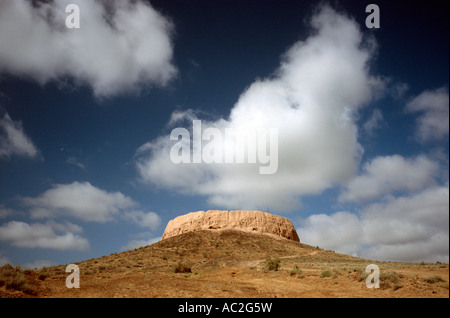 Zoroastrian Tower of Silence bei Chilpyk (Karatou) in der Nähe der usbekischen Stadt Nukus in Karalkapakstan. Stockfoto