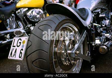 Pirelli Reifen hinten mit Scheibenbremse eines Harley-Davidson Bikes in Hamburg Harley-Days in Deutschland. Stockfoto