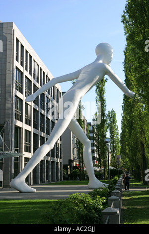 Fuß Mann eine 17 m hohe riesige Skulptur vor Rückversicherung Gebäude, Schwabing, München, Bayern, Deutschland Stockfoto