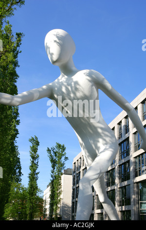 Fuß Mann eine 17 m hohe riesige Skulptur vor Rückversicherung Gebäude, Schwabing, München, Bayern, Deutschland Stockfoto