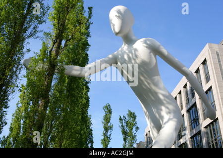 Fuß Mann eine 17 m hohe riesige Skulptur vor Rückversicherung Gebäude, Schwabing, München, Bayern, Deutschland Stockfoto