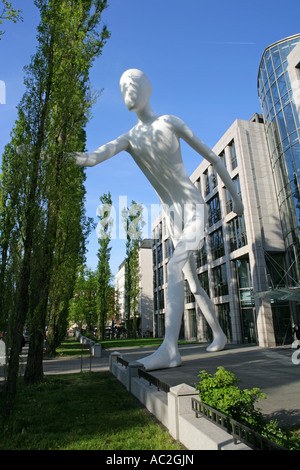 Fuß Mann eine 17 m hohe riesige Skulptur vor Rückversicherung Gebäude, Schwabing, München, Bayern, Deutschland Stockfoto