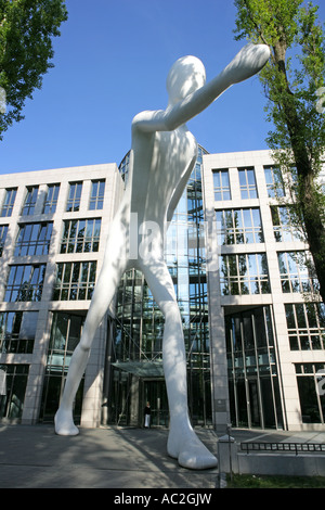 Fuß Mann eine 17 m hohe riesige Skulptur vor Rückversicherung Gebäude, Schwabing, München, Bayern, Deutschland Stockfoto