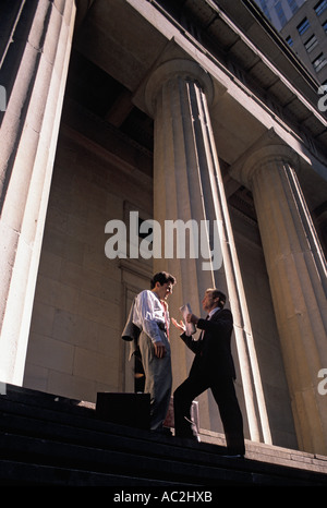 Zwei Anwälte sprechen außerhalb eines Gerichtsgebäudes Stockfoto