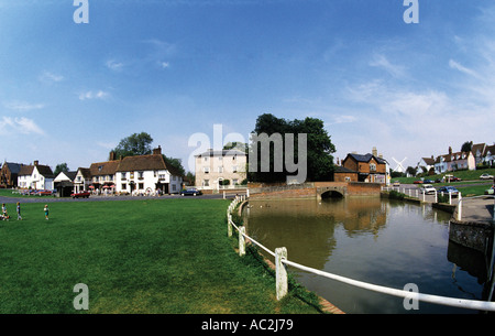 Ente Teich Pub und Dorfanger mit Windmühle in der Entfernung ziemlich Land Dorf Finchingfield North Essex Stockfoto