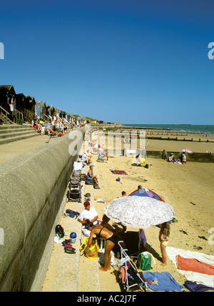 Strandhütten auf der konkreten Promenade oberhalb der breite Sandstrand bei Frinton Looking East in Richtung Walton Stockfoto