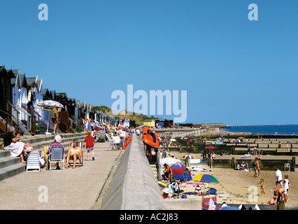 Strandhütten auf der Promenade mit Blick auf den breiten Sandstrand an einem Sommertag auf der Pier am Walton Stockfoto