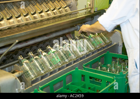 Arbeiter waschen Flaschen an Eichel Molkerei Garthorne Farm County Durham Stockfoto